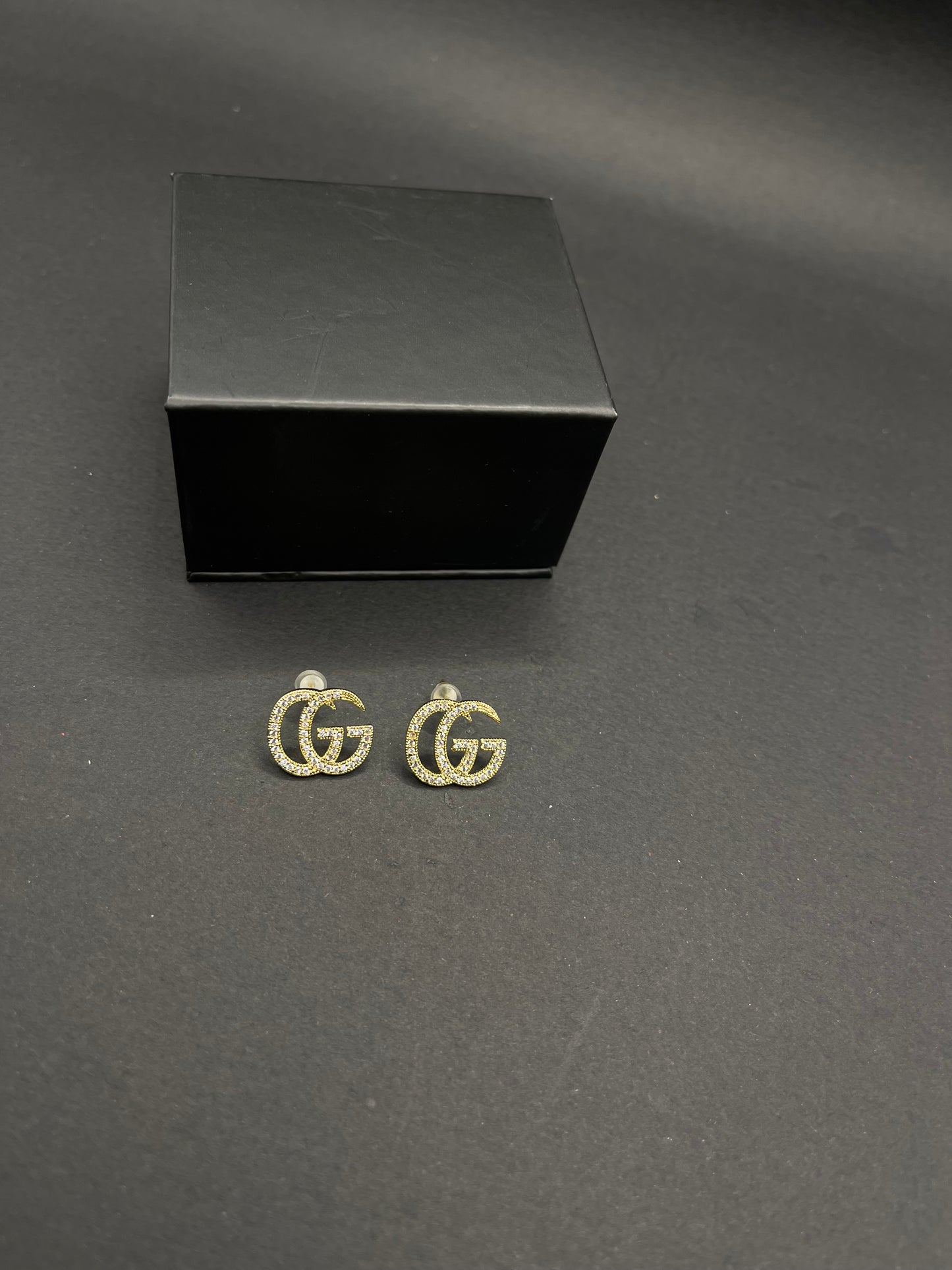 أقراط GG